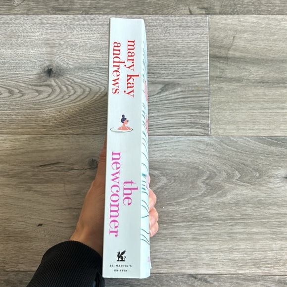 🌸 3 For $20 🌸 The Newcomer by Mary Kay Andrews (Book/Novel) - Picture 3 of 5